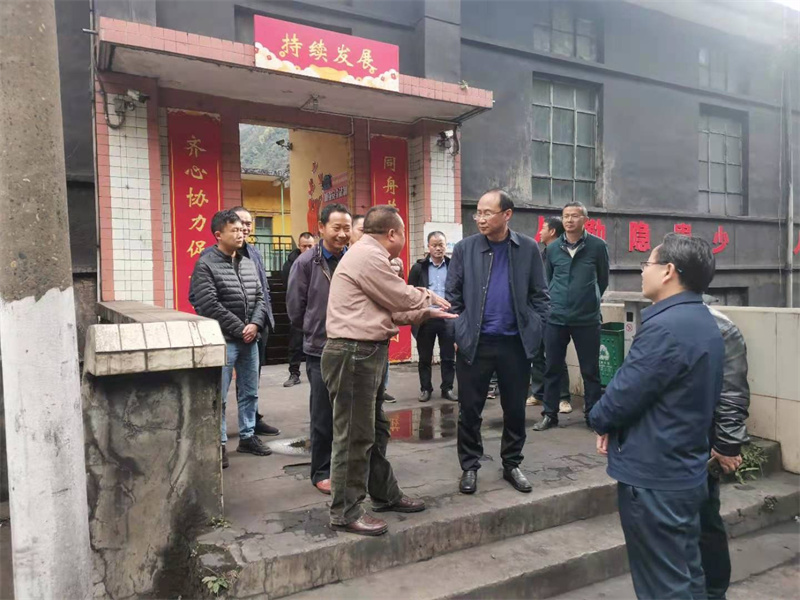 凉山州政府副秘书长巴莫尔夫带队赴益门煤矿