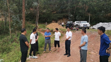 凉山工投集团党委副书记、总经理杨云会同 州、县水利局领导专家到益门煤矿纸房沟水库检查督导