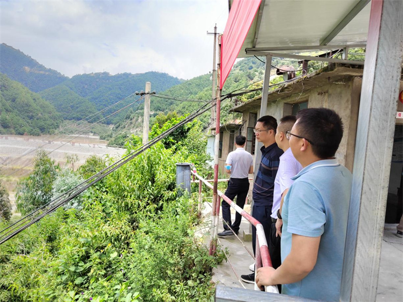 凉山工投集团党委副书记、总经理杨云在民族团结进步节和火把节期间开展汛期防汛防地灾、值班值守、安全生产督导检查