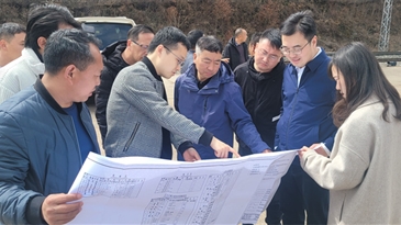 凉山工投集团组织专家团队到喜德县玄武岩矿开发利用项目现场进行调研