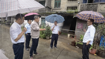 多看一眼，安全保险，多防一步，少出事故 ——凉山工投集团在行动
